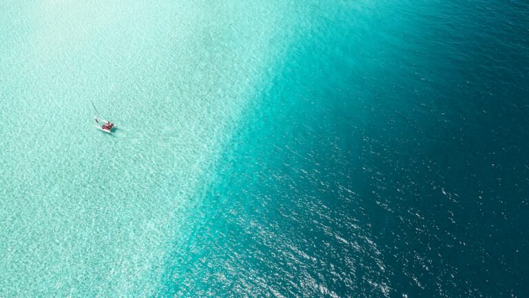 Eau turquoise — visuel d’ambiance Maÿa à remplacer par une photo personnelle